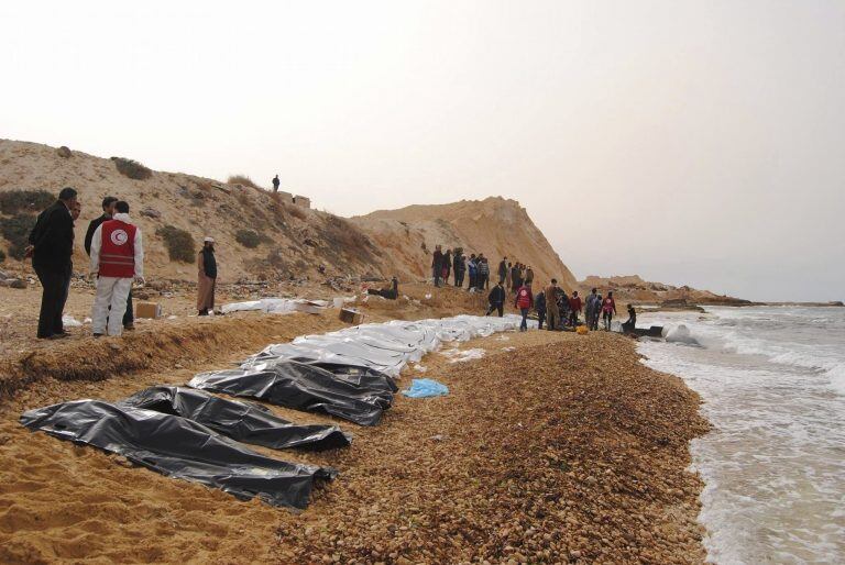 LIB07 AL ZAWIYA (LIBIA) 21/02/2017.- Fotografía facilitada por la Media Luna Roja libia que muestra a voluntarios durante las labores de retirada de docenas de cadáveres de refugiados que murieron ahogados y fueron arrastrados hasta la costa cerca de Al Z