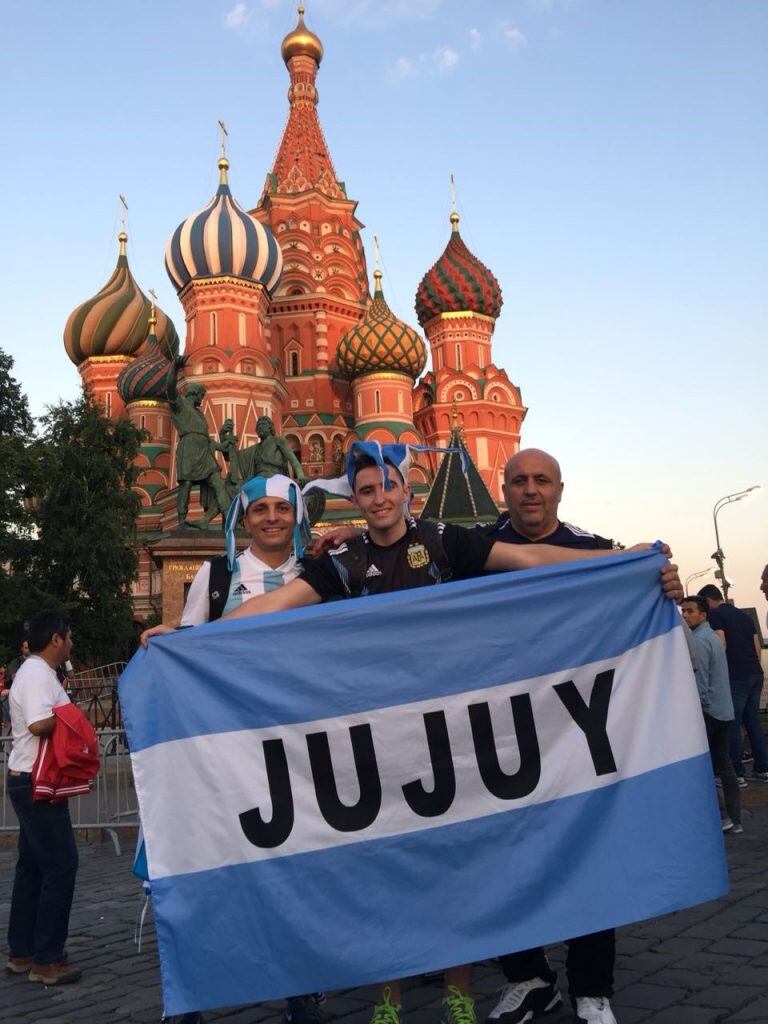 Familia jujeña alentando a la Argentina