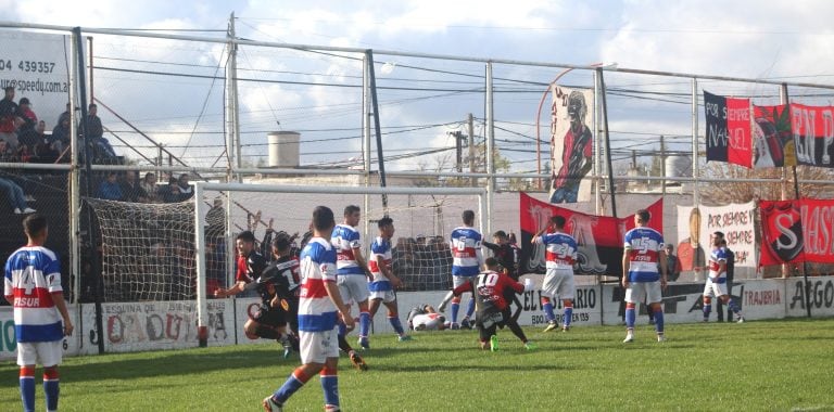 Ya es gol de Sporting, lo sufre Rosario y Castellano inicia su festejo