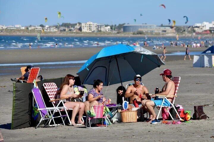 Protocolos para el verano 2021 en la costa argentina. (Télam)