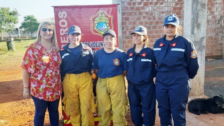 Siempre listas, las bomberas voluntarias dicen que nos les costó adaptarse a la disciplina del cuartel. Yohana Vargas (última der.) se inició desde cadete. Y Mariela Balmaceda (penúltima der.) está en período de aprendizaje como cadete. (Misiones Online)