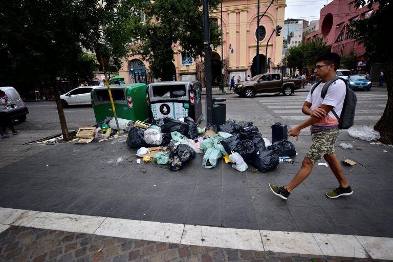 La basura se acumula en la ciudad de Córdoba por una protesta del Surrbac ante la suspensión de un trabajador.