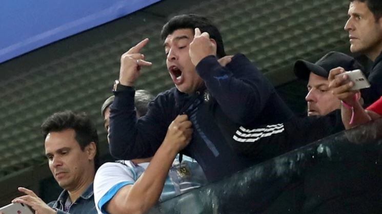 Maradona festeja alocadamente