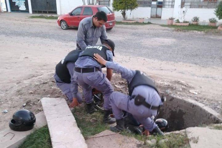 Los policías del control lo ayudaron a salir y luego le labraron un acta de infracción