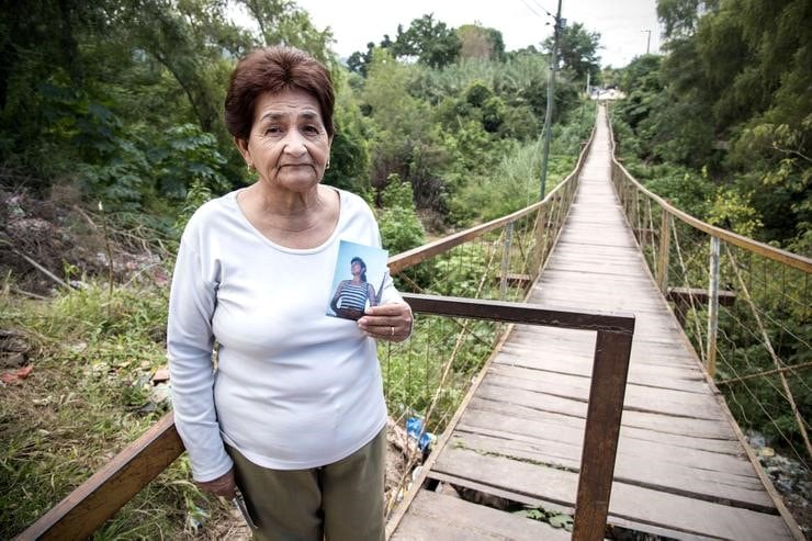 Elida, la mamá de Liliana, en el lugar donde los sicarios mataron a su hija. (La Nación – Marcelo Manera)