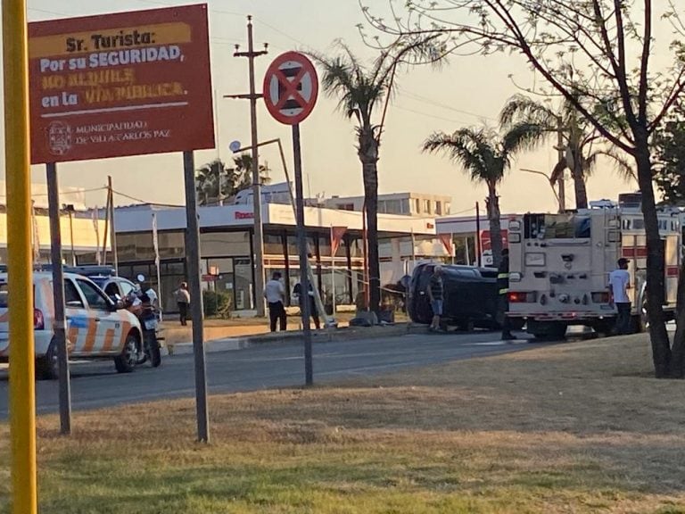 El vehículo quedó literalmente dado vuelta en plena avenida.