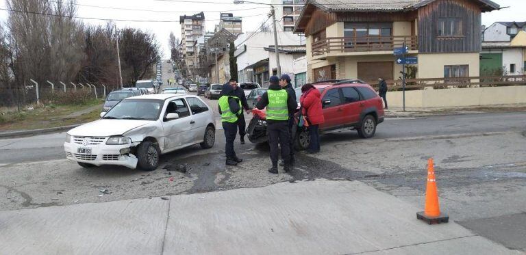 Una mujer resultó herida tras impactar contra otro vehículo en avenida Costanera.