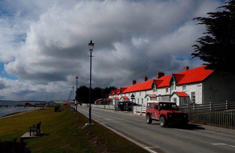 La Ross Road, costanera de la capital isleña; Puerto Argentino, para los argentinos; Stanley, para los habitantes de las islas, en su gran mayoría descendientes de británicos.