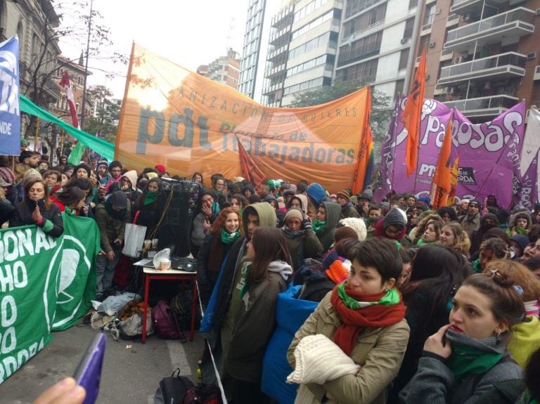 Se desataron los festejos en Córdoba tras la aprobación de la ley de despenalización del aborto.