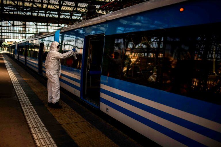 Los cierres se aplicarán en la Ciudad de Buenos Aires, aunque no se descarta que se hagan también en la provincia. (AFP)