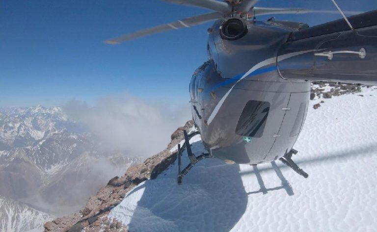 Un helicóptero de rescate en el Aconcagua.