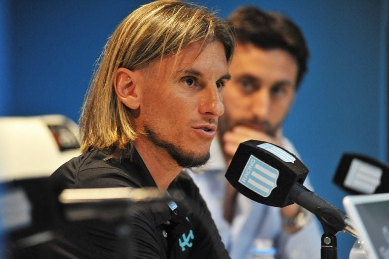 El nuevo entrenador Sebastián Beccacece, mientras habla durante su presentación oficial acompañado por el mánager Diego Milito , en Avellaneda, Buenos Aires (Foto: EFE/ Racing Club)