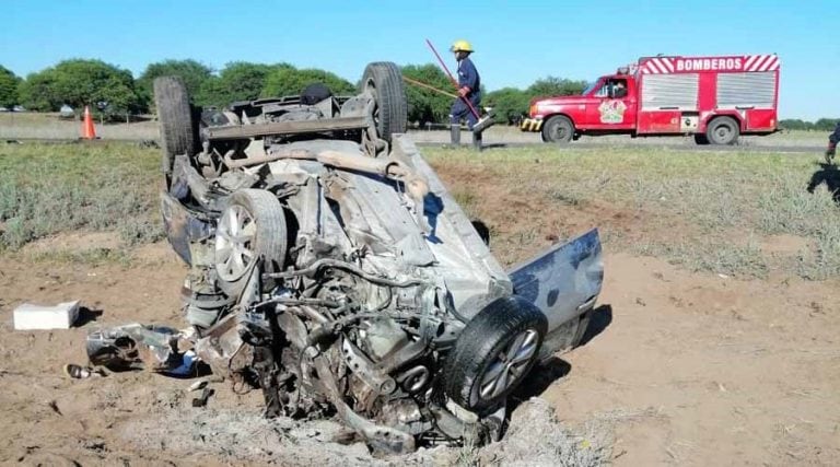 El Stepway quedó volcado sobre la banquina (Infopico)