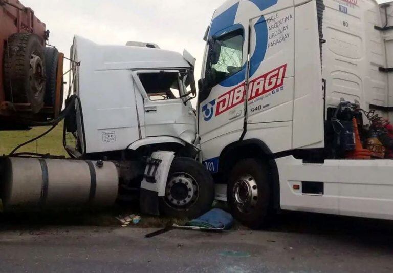 Chocaron dos camiones en la Ruta 51 y el tránsito está colapsado. (Foto: Gentileza Portal Urbano).