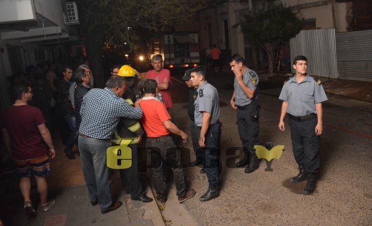 Un incendio destruyó una obra en construcción en pleno centro correntino. (Foto: Época)