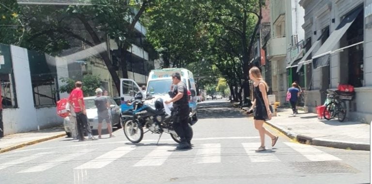 Abrió la puerta sin mirar que venía un motociclista: lo dejó internado (@emergenciasAR)