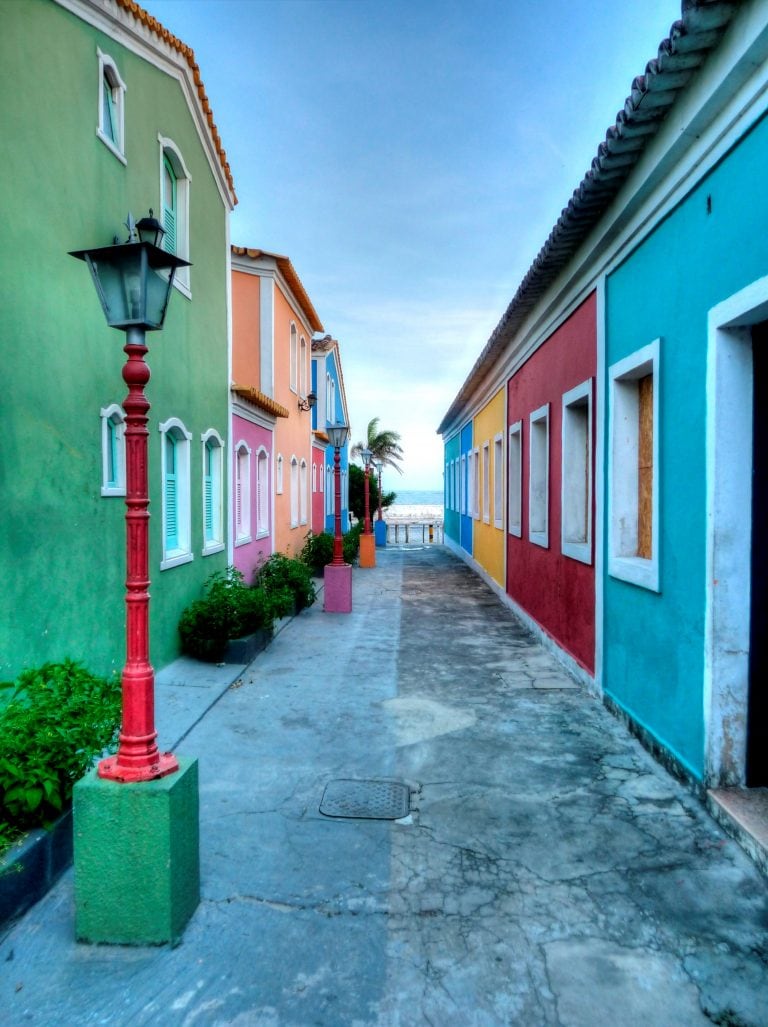 Porto Seguro le suma un tornasol de amarillos, rojos y rosas plasmados en los monumentos y casitas preciosas de su casco antiguo