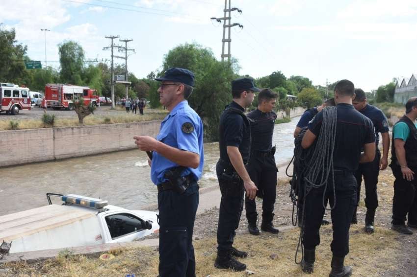 Operativo en la Costanera para rescatar al hombre que se ahogó en el Cacique Guaymallén. 