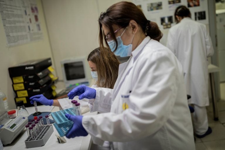 Testeo por coronavirus. (AP Photo/Bernat Armangue)