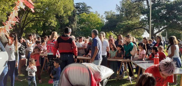 Mochilazo Solidario: gran convocatoria de chicos para retirar sus mochilas en enero de este año.