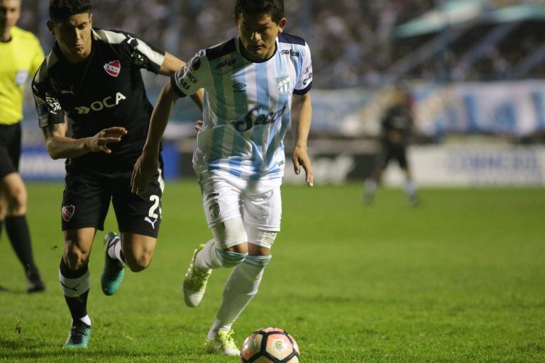 Luis Rodriguez of Atletico Tucuman disputes the ball with Alan Franco of Independiente in their Copa Sudamericana 2017 football match at the Jose Fierro stadium in Tucuman, Argentina on August 22, 2017. / AFP PHOTO / Walter Monteros tucuman Luis Rodriguez Alan Franco futbol copa sudamericana 2017 futbolistas partido atletico tucuman vs independiente