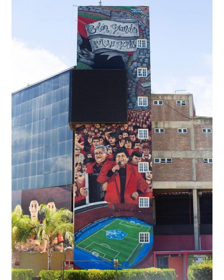 La obra es visible desde la avenida lindera al Cementerio de los Elefantes. (@cobreart)