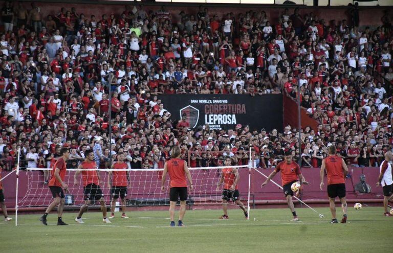 Los hinchas coparon el estadio para el Banderazo.