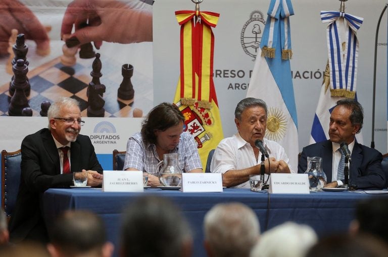 Eduardo Duhalde participó durante la conferencia "El poder educativo del ajedrez en el siglo XXI". (EFE)