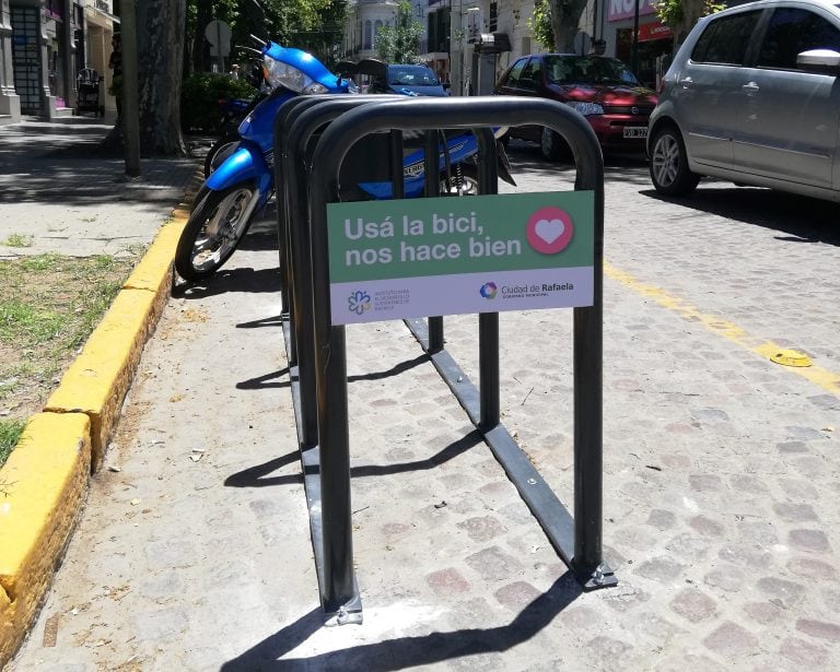 Ya se han instalado en el centro y hay varios modelos. (Municipalidad de Rafaela)