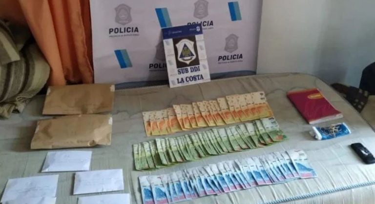 Los 100.000 pesos que faltaban en la casa de la víctima. (Foto: Twitter)