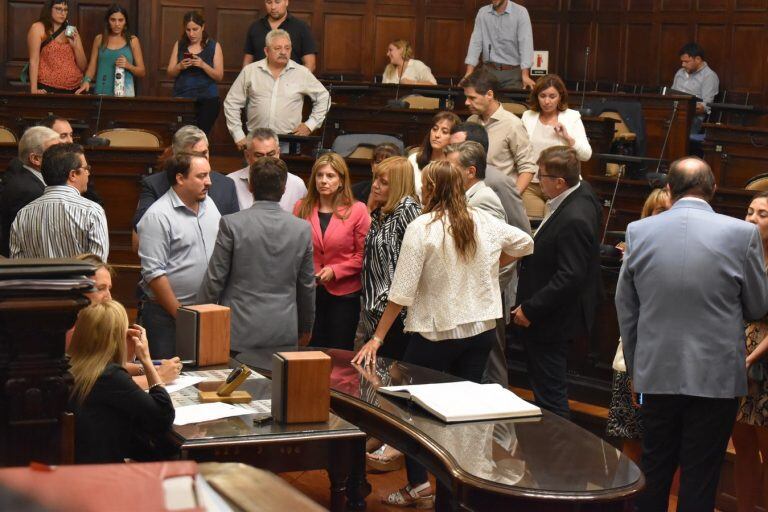 La discusión duró hasta la media noche.