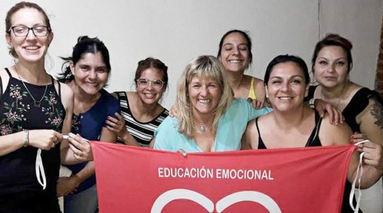 La docente con un grupo de madres (Ciaffoni)