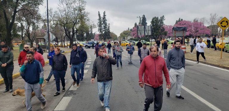 Protesta de taxistas y remiseros en la Plaza España.