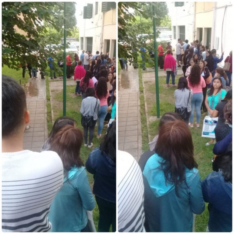 Docentes esperando para realizar su apto físico (Salta Comparativa)