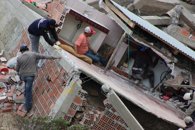 Equipos de emergencias trabajan este miércoles en el lugar donde se ha producido un deslizamiento del terreno, en La Paz (Bolivia). EFE/Luis Ángel Reglero