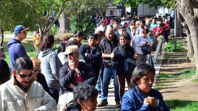 Masiva concurrencia en Viedma por la tarjeta de transporte urbano