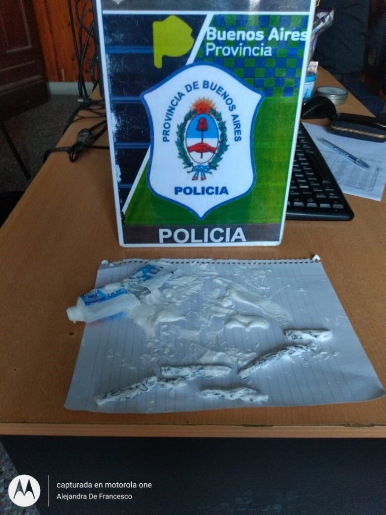 Marihuana secuestrada, tras intento de entrega a un detenido (prensa policial)