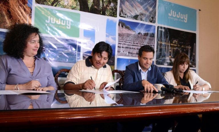 Nazar, González, Posadas y Rodríguez, en la firma del convenvio.