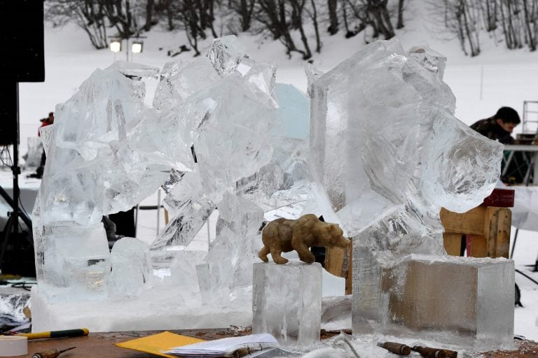 El escultor francés Stephane Rabusseau esculpe su obra llamada "L'Ours des Cavernes" (Oso de la cueva) (Foto de JEAN-PIERRE CLATOT / AFP)