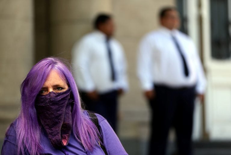 Trabajadoras escénicas se cubrieron los rostros con bombachas como símbolo de desobediencia al patriarcado.