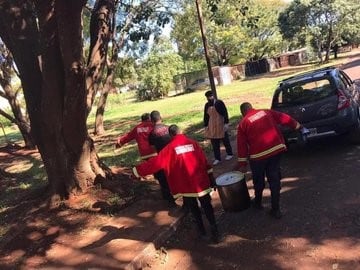 La logística de la distribución del locro fue apoyada por los bomberos de la Policía de Misiones. (P. de Mnes)