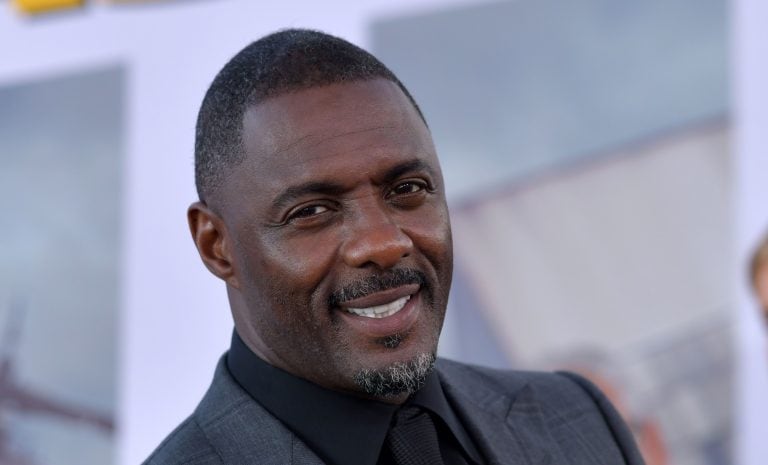 Idris Elba anunció su resultado el 16 de marzo. (Photo by Chris Delmas / AFP)