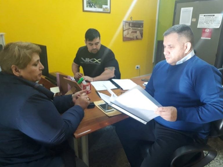 Prof. Alejandro Maidana, Director regional de educación y Maria Ester Labado, directora del Iduv en apertura de sobres de licitación