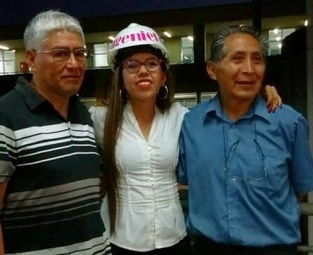 La flamante ingeniera industrial Marcela Alejandra Reyes Patzi, junto a los directores de su trabajo final, los docentes Ing. Guillermo Sergio Quispe y Mg. Ing. Oscar Normando Huertas.