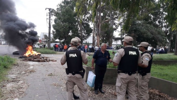 Manifestación con quema de gomas frente a las oficinas del puerto. (Archivo)