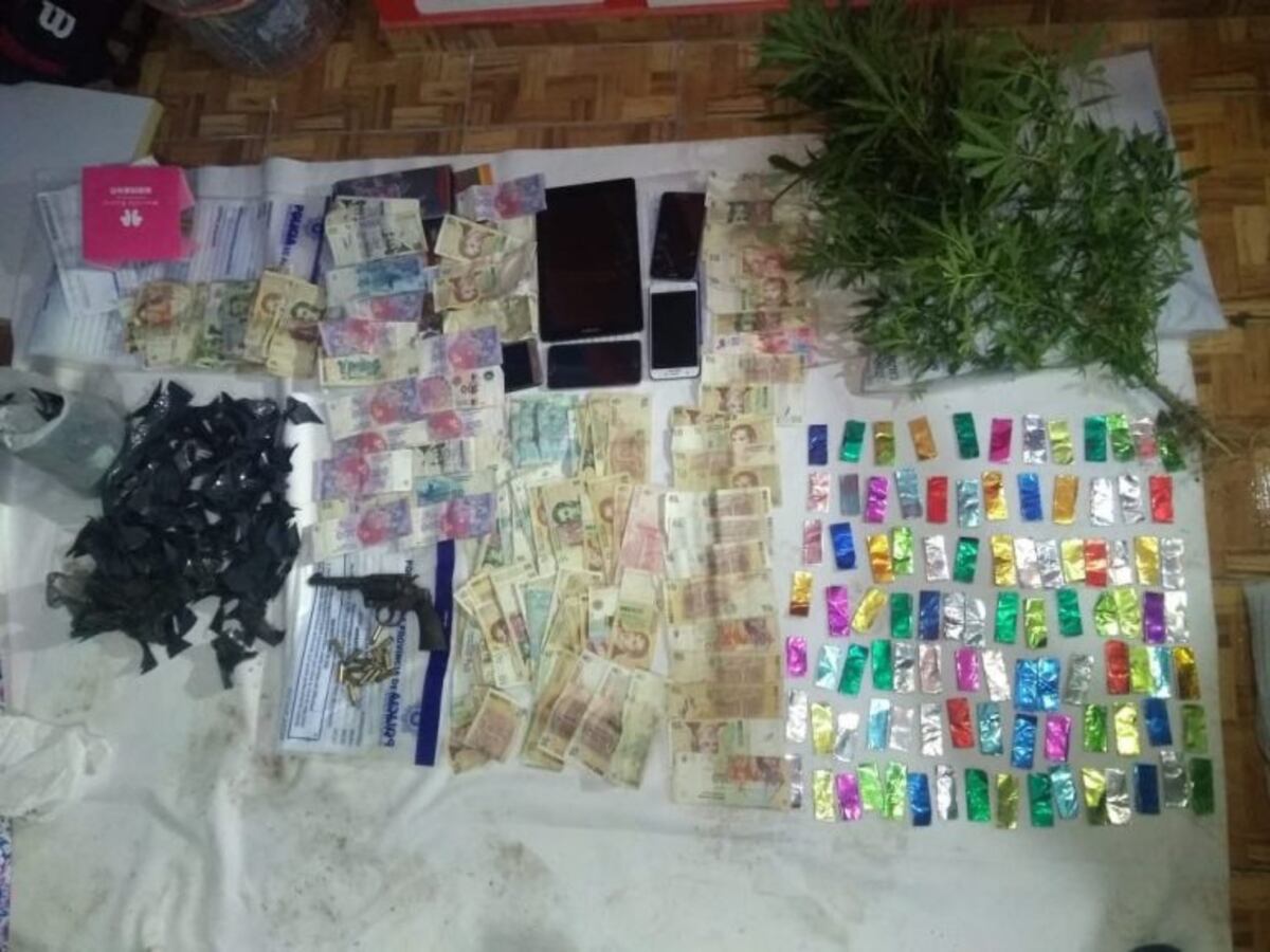 Detenidos, drogas y un arma en múltiples allanamientos