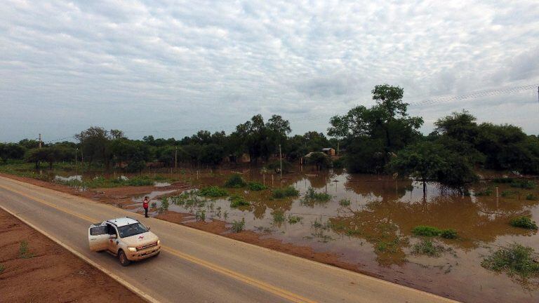 SAL103. SALTA (ARGENTINA), 05/02/2018. Fotografía cedida por la Cruz Roja Santa Victoria Este que muestra las inundaciones este domingo, 4 de febrero de 2018, en la provincia norteña de Salta (Argentina). El proceso de evacuación que afecta a miles de personas en Salta continuará con toda probabilidad una semana más debido a las fuertes lluvias que provocaron una crecida anormal del río Pilcomayo, informaron a Efe desde Cruz Roja. EFE/Cortesía Cruz Roja Santa Victoria Este/SOLO USO EDITORIAL/NO VENTAS/MEJOR CALIDAD DISPONIBLE