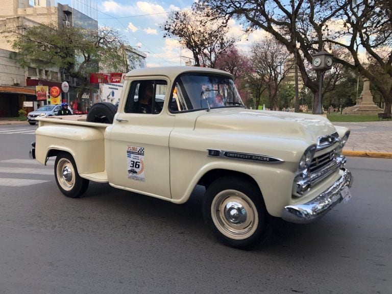 Con más de 40 autos clásicos, se largó una nueva edición de la "Vuelta al Chaco". (Web).