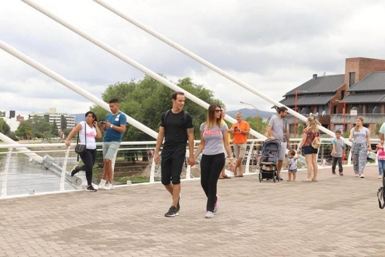 Puente peatonal "Centenario", uno de los nuevos atractivos del verano.