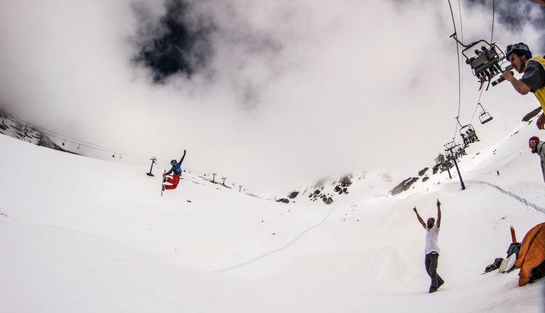 Snowboard en el aire @dantevera 
(foto @juanpablobucchioni @alfonsolavado)